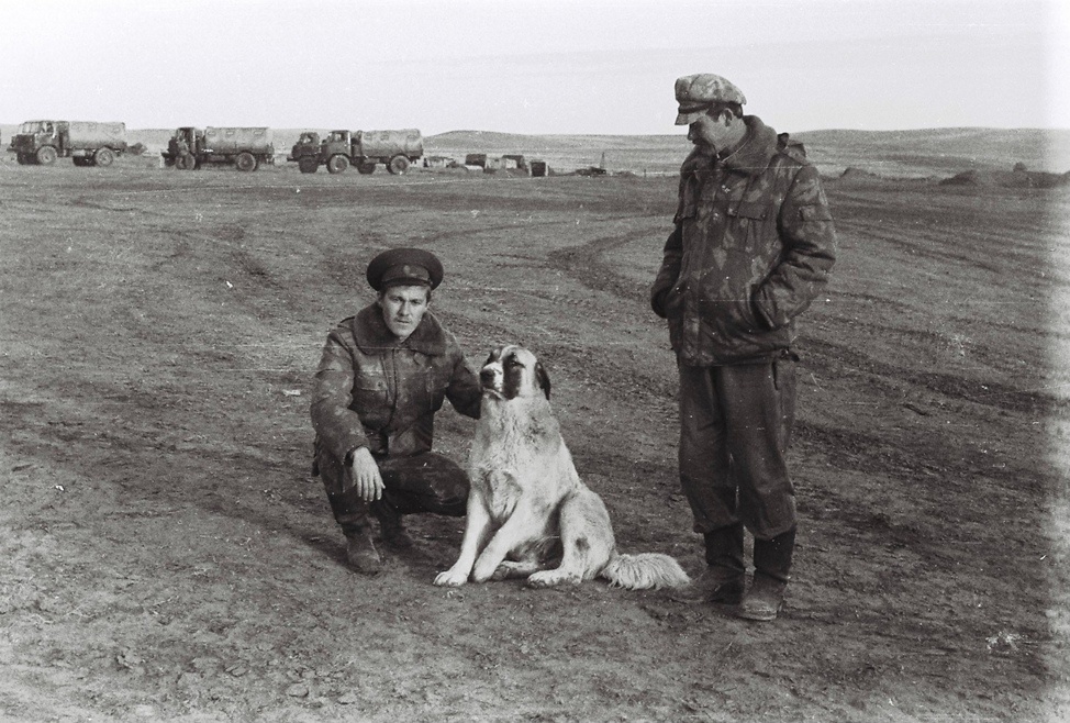 Сарбоз рядом с нашим старшиной пр-ком Макаровым (слева) и комбатом м-ром Загний И.А.
База Карабаг