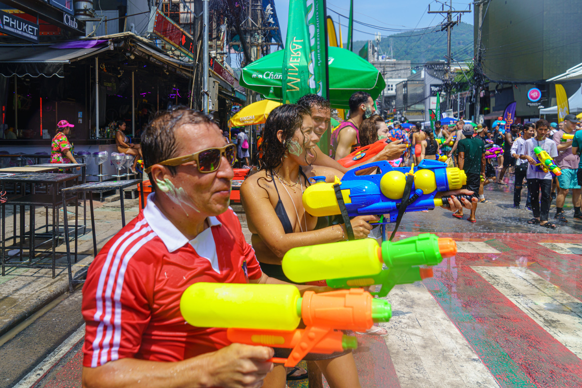 Сонгкран — это не только праздник воды, но и время для семейных встреч и духовных ритуалов. Фото: Олег Юденич