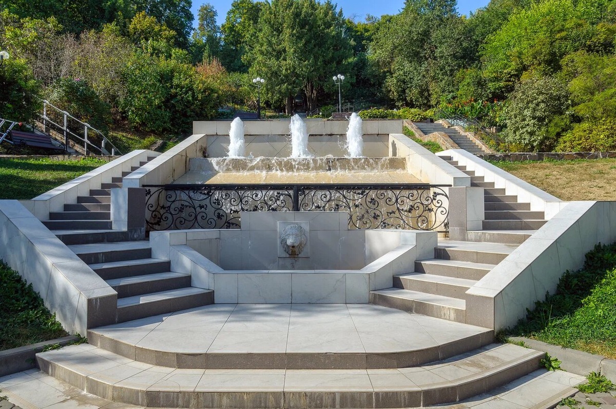 Завершить прогулку можно в Патриаршем саду — уютном зелёном уголке с террасами, откуда открывается прекрасный вид на реку Клязьму. Особенно красиво здесь летом, когда цветут розы и другие декоративные растения. Фото: Дмитрий К. / Яндекс Карты