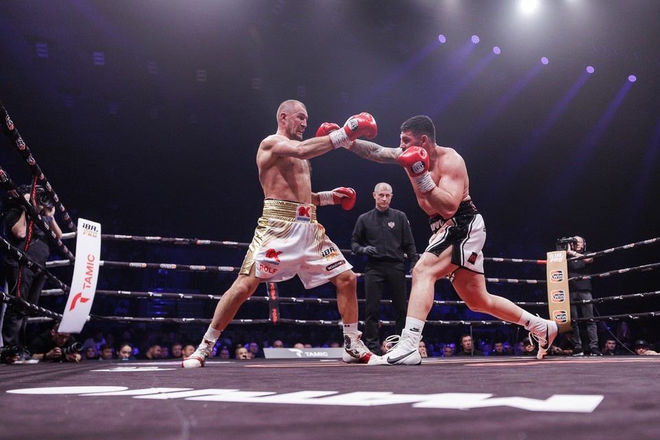    Сергей Ковалев провел прощальный бой с соперником из Германии Артуром Манном. Валерий ЗВОНАРЕВ