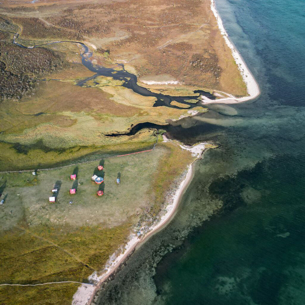 Если показать эти кадры тем, кто знает, как выглядит Байкал сверху, многие скажут, что это и есть Байкал