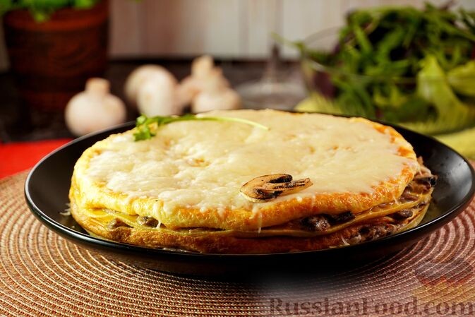 яйца, шампиньоны, сметана, сыр, лук репчатый, масло сливочное, масло растительное, мука, соль, перец чёрный молотый