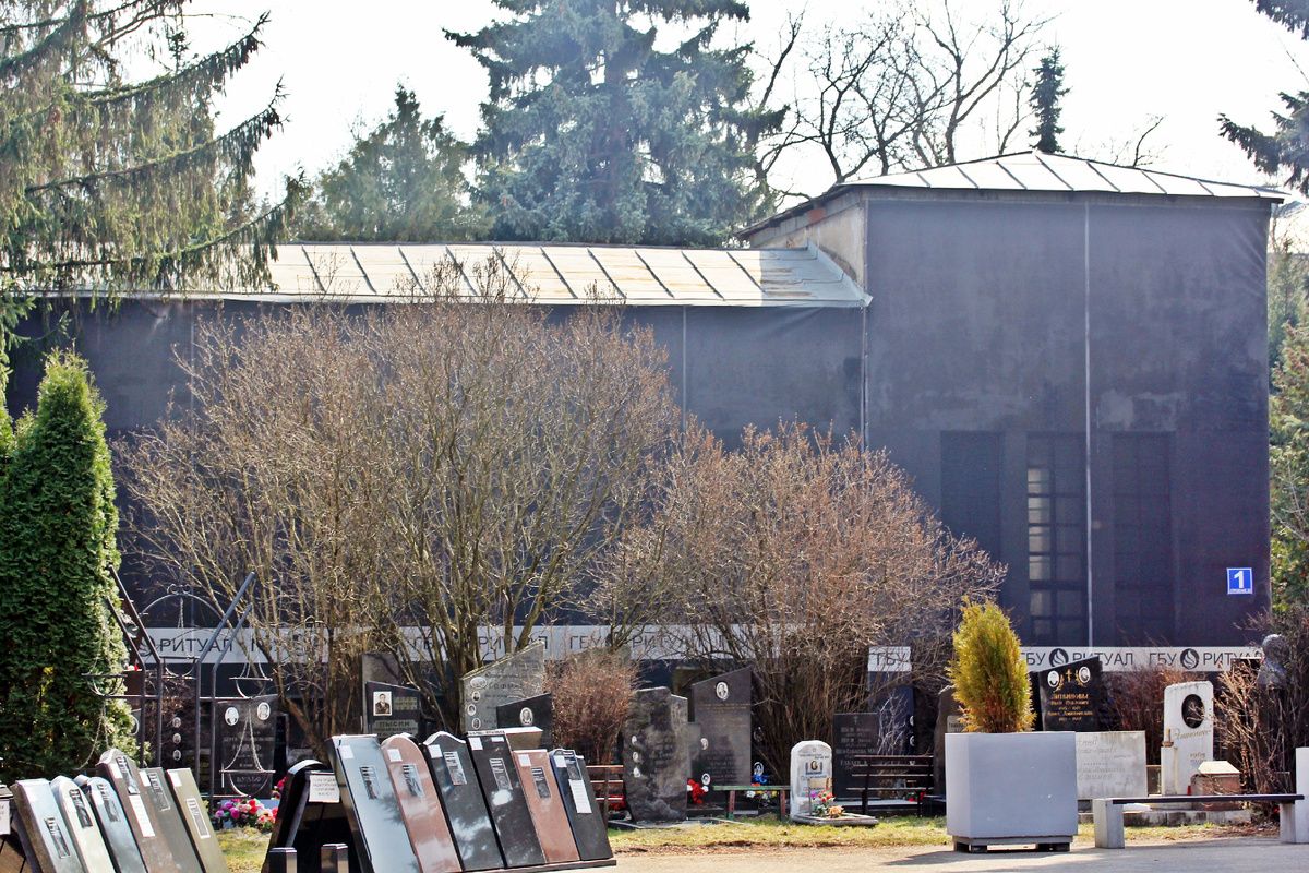 Колумбарий справа от церкви