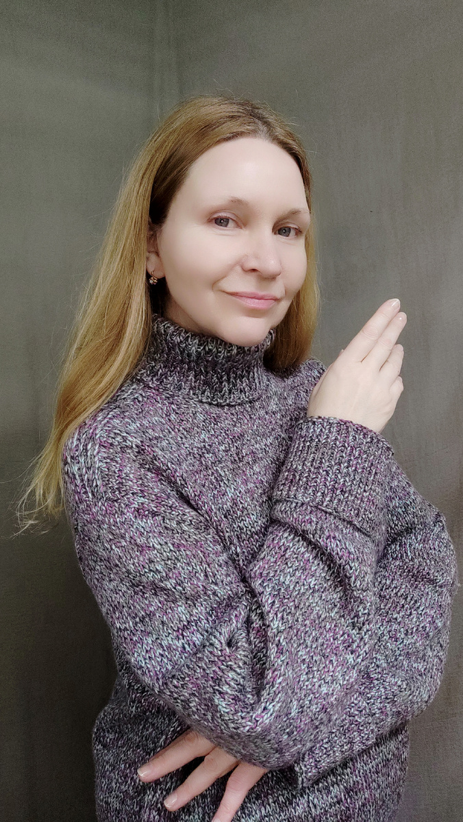 Мой первый свитер, связанный для курса обучения расчёту и вязанию изделия со ВТАЧНЫМ рукавом, изготовленного традиционным классическим способом, то есть путём вязания отдельных деталей изделия снизу вверх с последующим их соединением.