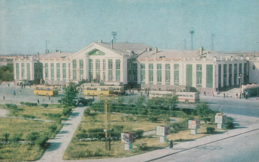 Вокзал Целинограда. Фото с сайта https://picturehistory.livejournal.com/2129513.html. Взято с Яндекс.Картинки