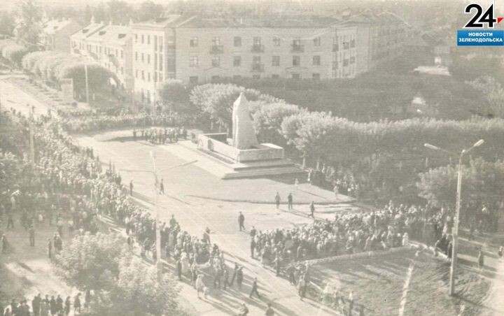 Открытие памятника в 70-х проходило при большом скоплении народа, скульптура еще в чехле, который вот-вот будет сброшен под овации собравшихся