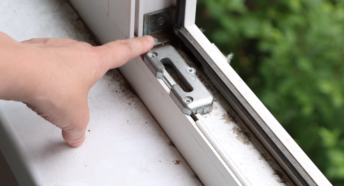     Не забывайте про внутренние углы и резиновые уплотнители! Во время дождя при открытых окнах грязь из этих участков может попадать на подоконник!