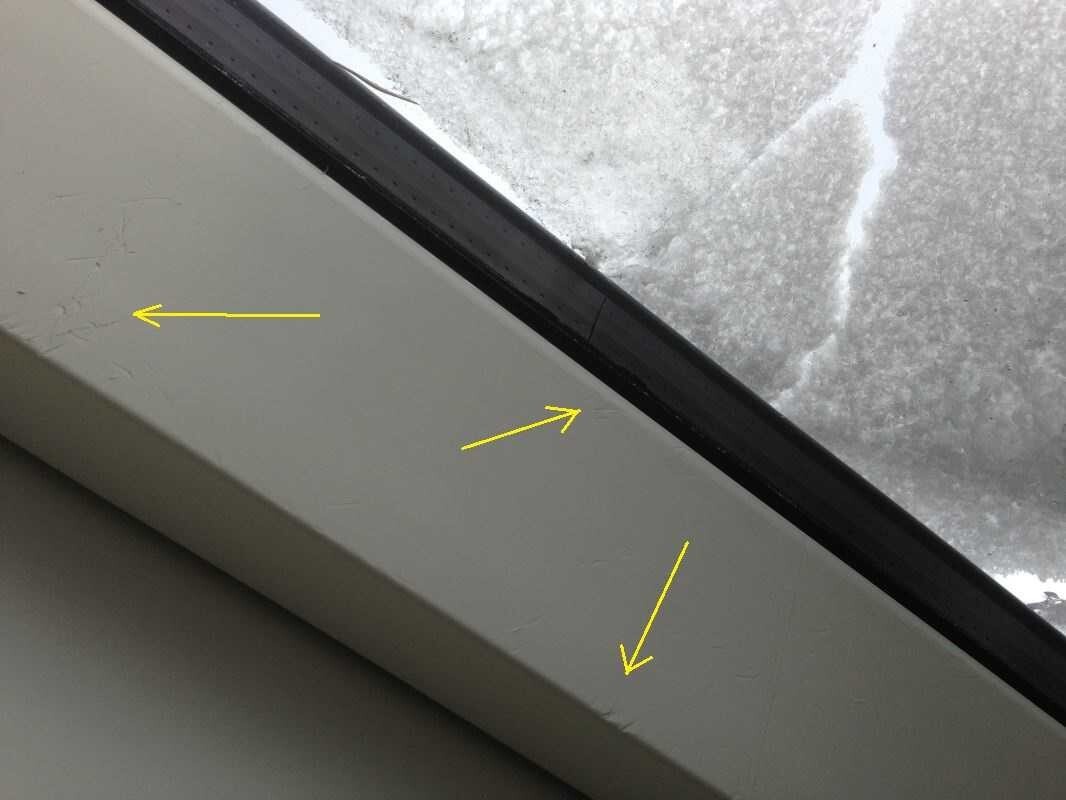     На ПВХ профиле при усиленной механической чистке появляются трещины и царапины