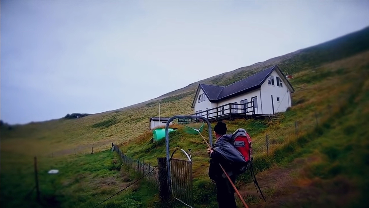 Фотографии одинокого строения, окруженного дикой природой, вызвали волну домыслов и легенд, в которой поныне не так-то просто разобраться, что и к чему. 