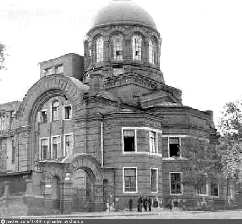 Большая Грузинская, 13. В этом здании находился Московский электромеханический техникум им. Л.Б. Красина. Теперь в задней части здания, где располагались мастерские, восстановлена церковь. Источник: Фото А. Л. Левина