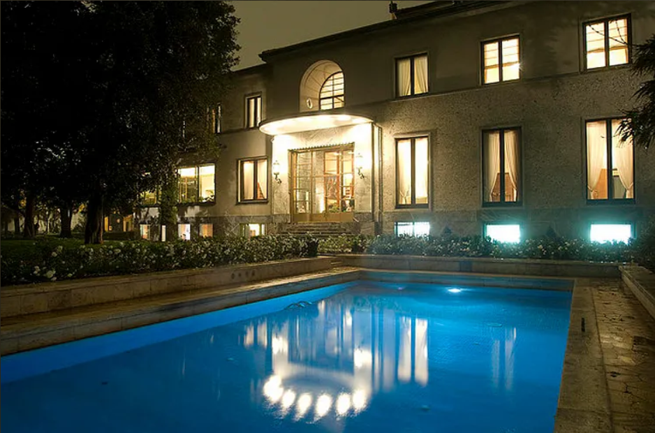 Внутренний двор и бассейн ночью (фото Джорджо Майно)