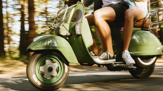 Фото: ru.freepik.com/free-photo/bearded-man-scooter-with-womanfriend-outdoors_7286913