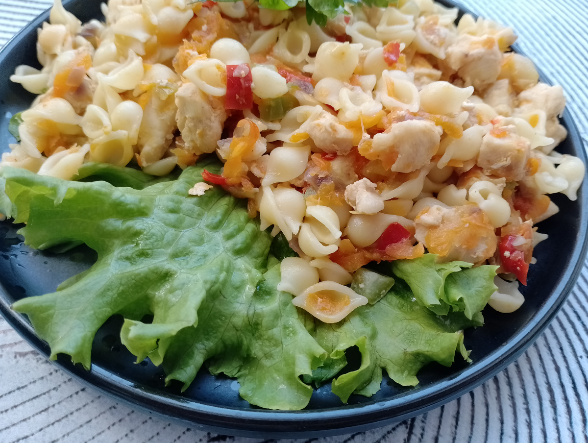 Паста с курицей и овощами