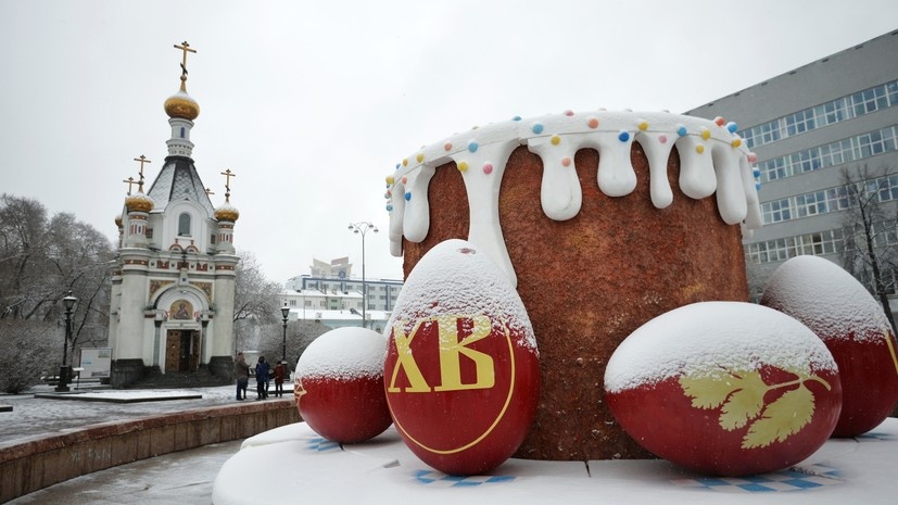     Пасхальное украшение на площади Труда в Екатеринбурге. Слева — часовня Святой Великомученицы Екатерины РИА Новости Павел Лисицын