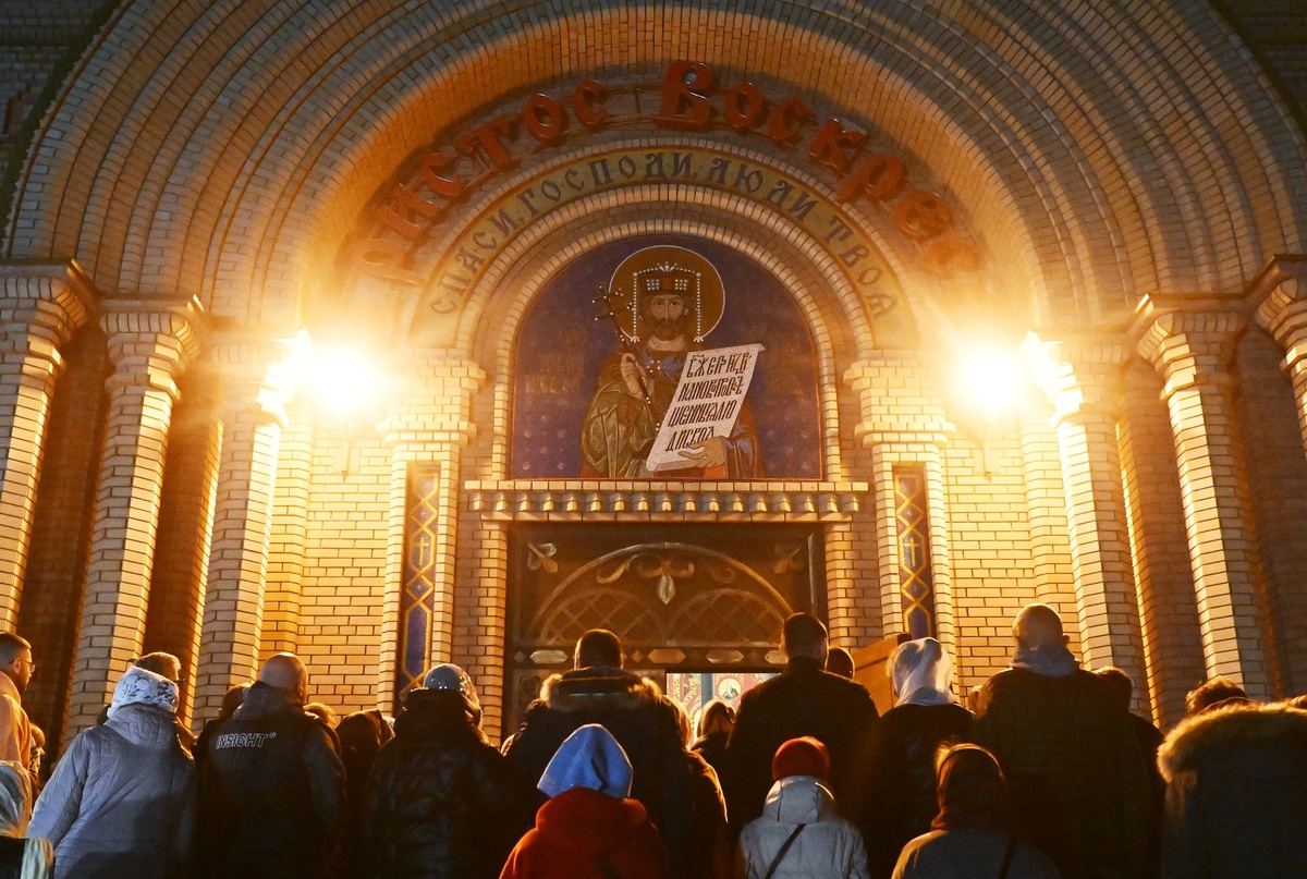     Прихожане идут в Свято-Владимирский кафедральный собор в Луганске после пасхального крестного хода, 2024 год / РИА Новости