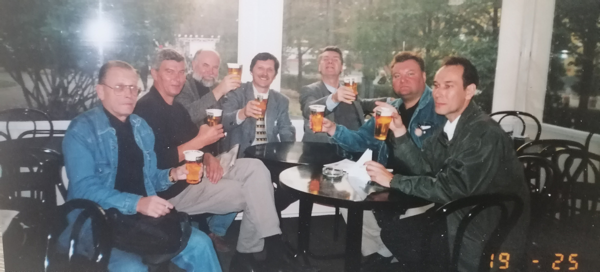 Перед съездом правых партий планеты, проводившемся ЛДПР. Слева направо: Олег Гусев, Александр Черняков, Алексей Широпаев, Игорь Дьяков, Борис Диденко, Владимир Авдеев, Роман Перин. Москва, 2003 год, 22 года назад!