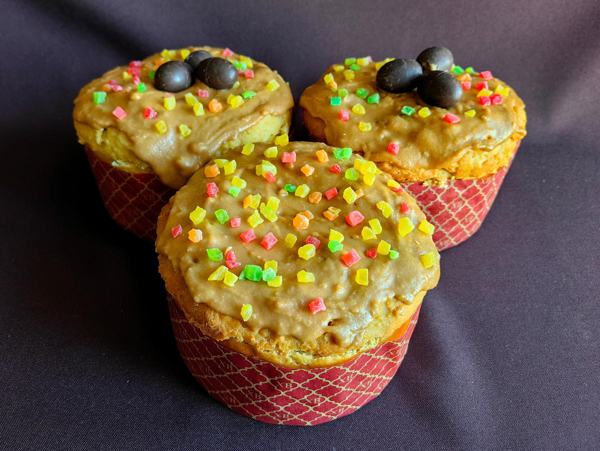 Кулич с творогом, апельсинами и вареной сгущенкой.