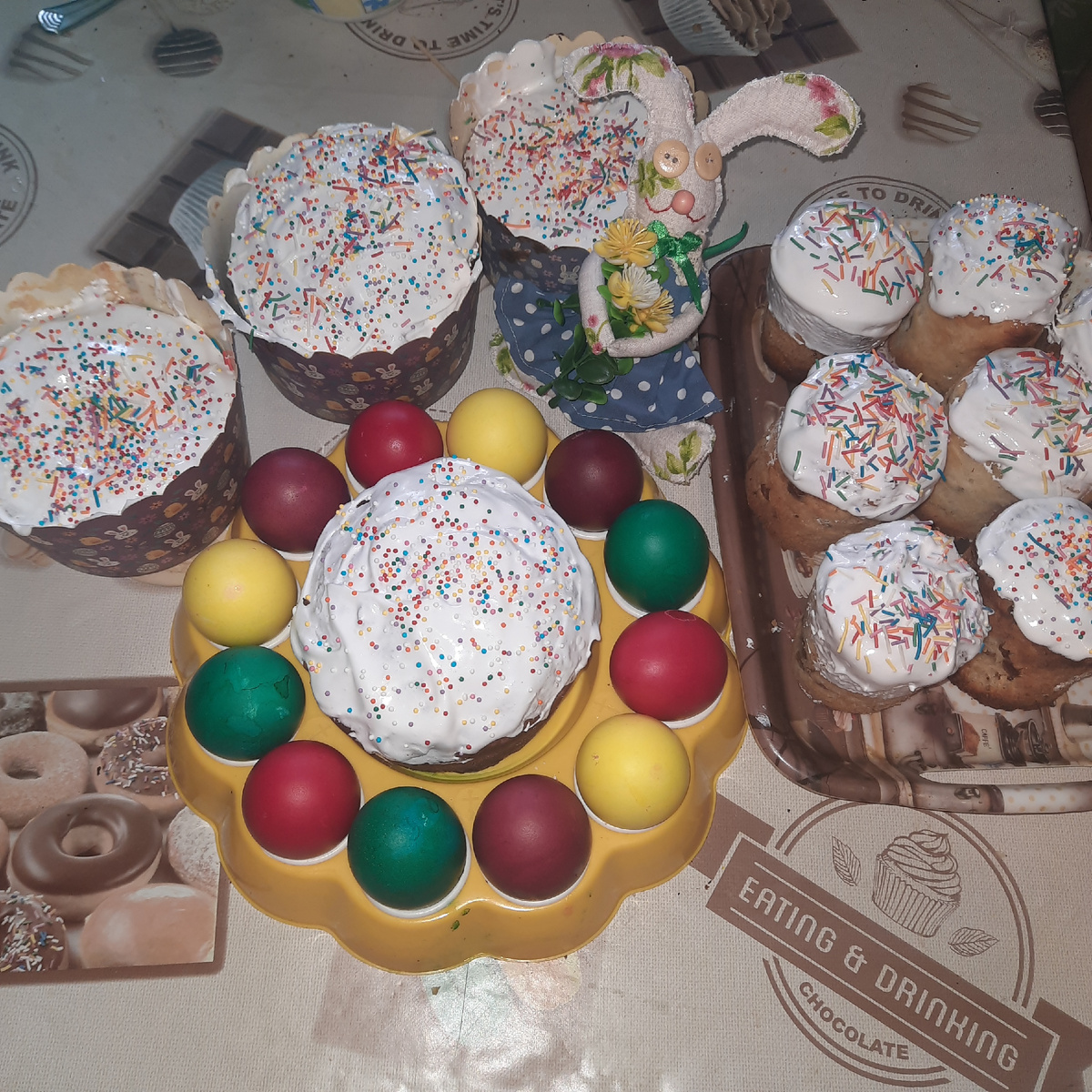 И Зайчиха))вон у того дальнего кулича))