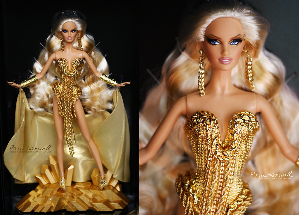 Помню, когда эта кукла выходила, я тогда как раз увлекалась Барби, но меня она недостаточно зацепила. Сейчас, конечно, стоит очень дорого и, по сравнению с тем, что выпускают, на уровень выше. Одна подставка чего стоит и аутфит. Даже волосы шикарнейшие. Сравните, кстати, серёжки с нынешними коллекционками.