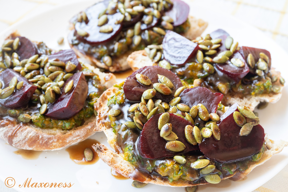 Брускетта со свеклой и тыквенным пюре