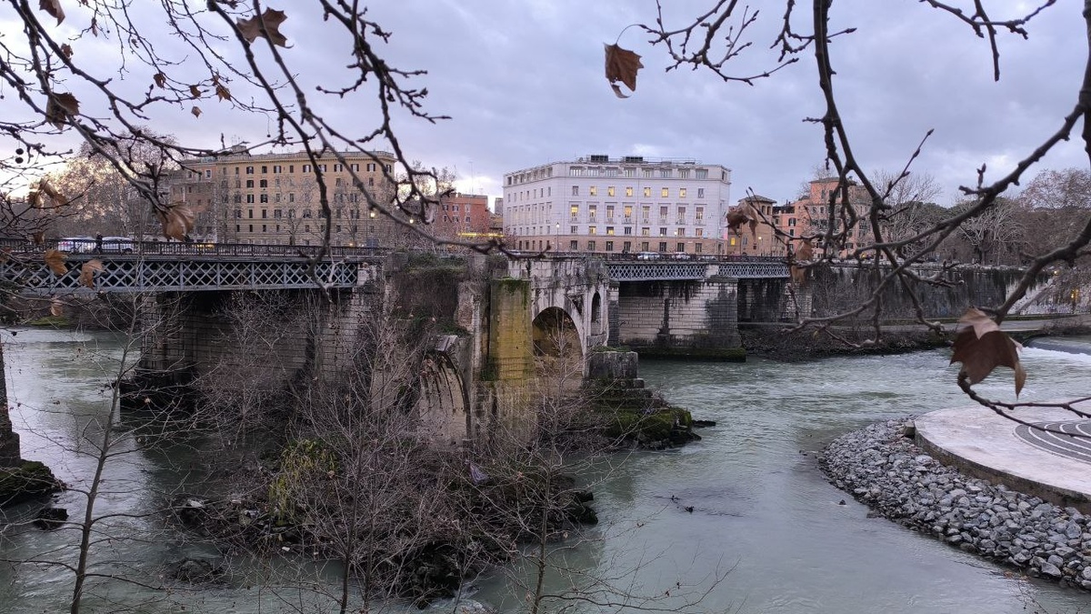 Самый древний каменный мост Рима. Осталась только одна арка - посередине. 