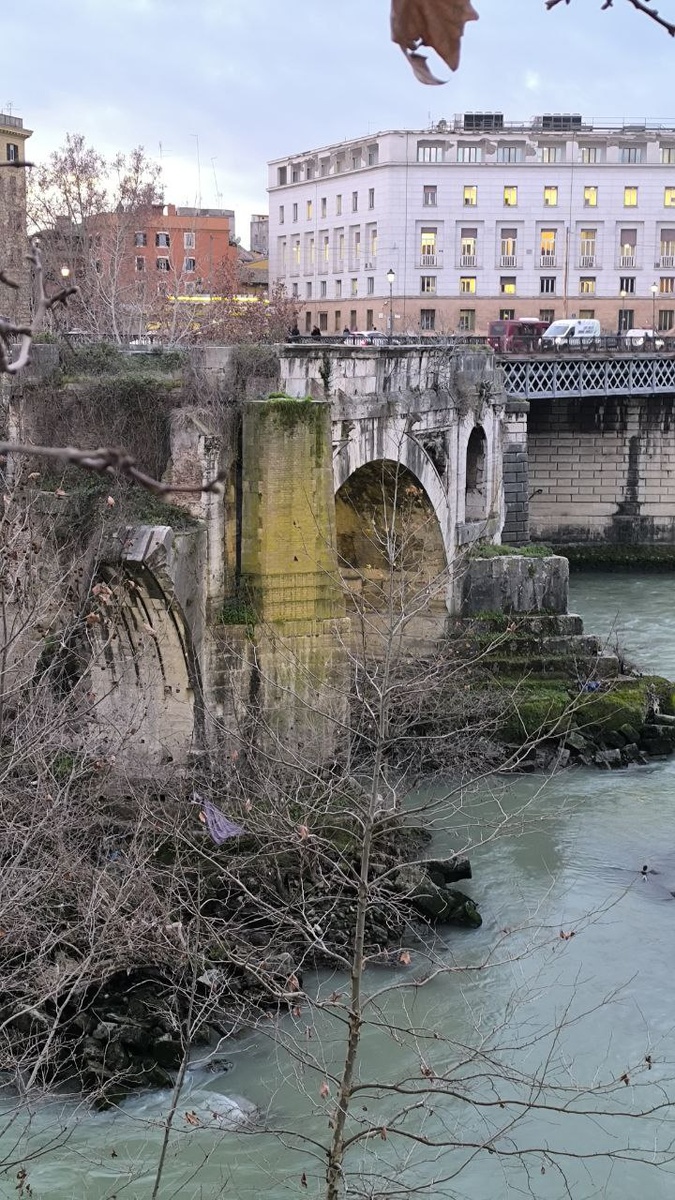 Вот она та самая уцелевшая часть старинного моста. 