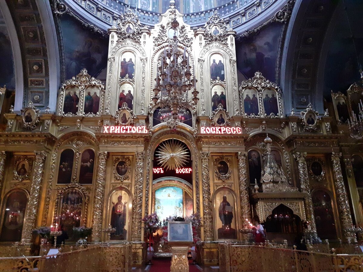 Иконостас Елоховского собора. На Светлой седмице после Пасхи открыты царские врата. 