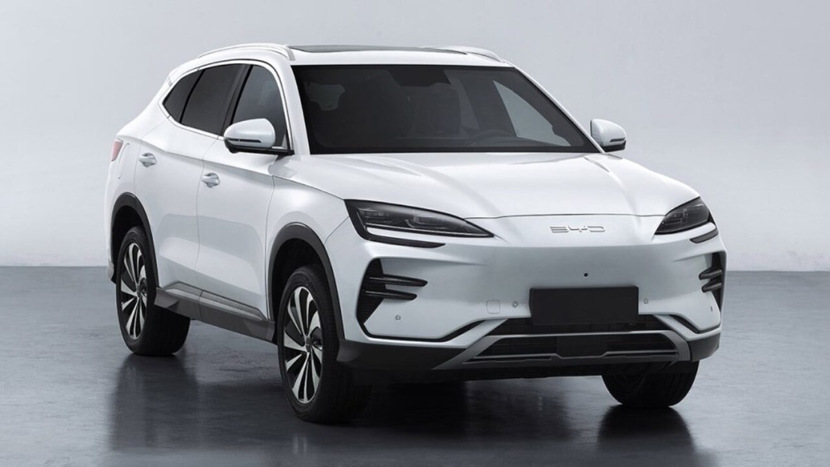 Китайский автопроизводитель BYD продолжает завоёвывать мировой рынок, предлагая автомобили, которые сочетают в себе современные технологии, стильный дизайн и доступную цену. Одной из таких моделей стал BYD Song Plus — компактный кроссовер, который привлекает внимание как своей внешностью, так и продвинутыми техническими характеристиками. В этой статье мы подробно разберём особенности этого автомобиля.