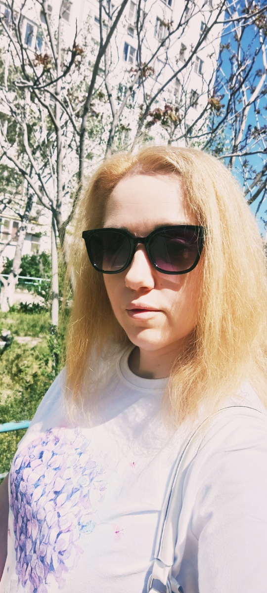 Волосы почему-то жёлтые 😁ну ладно буду солнышком