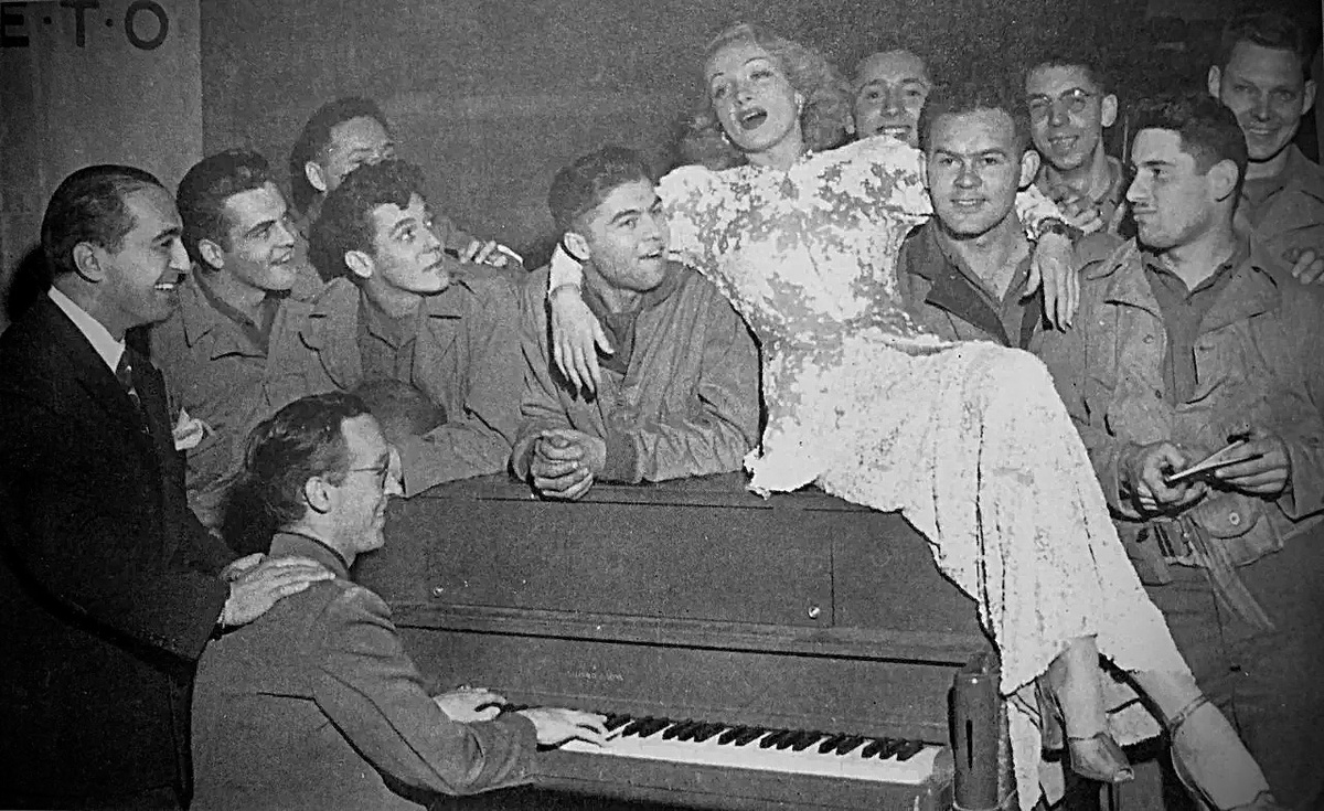 Марлен Дитрих выступает перед солдатами