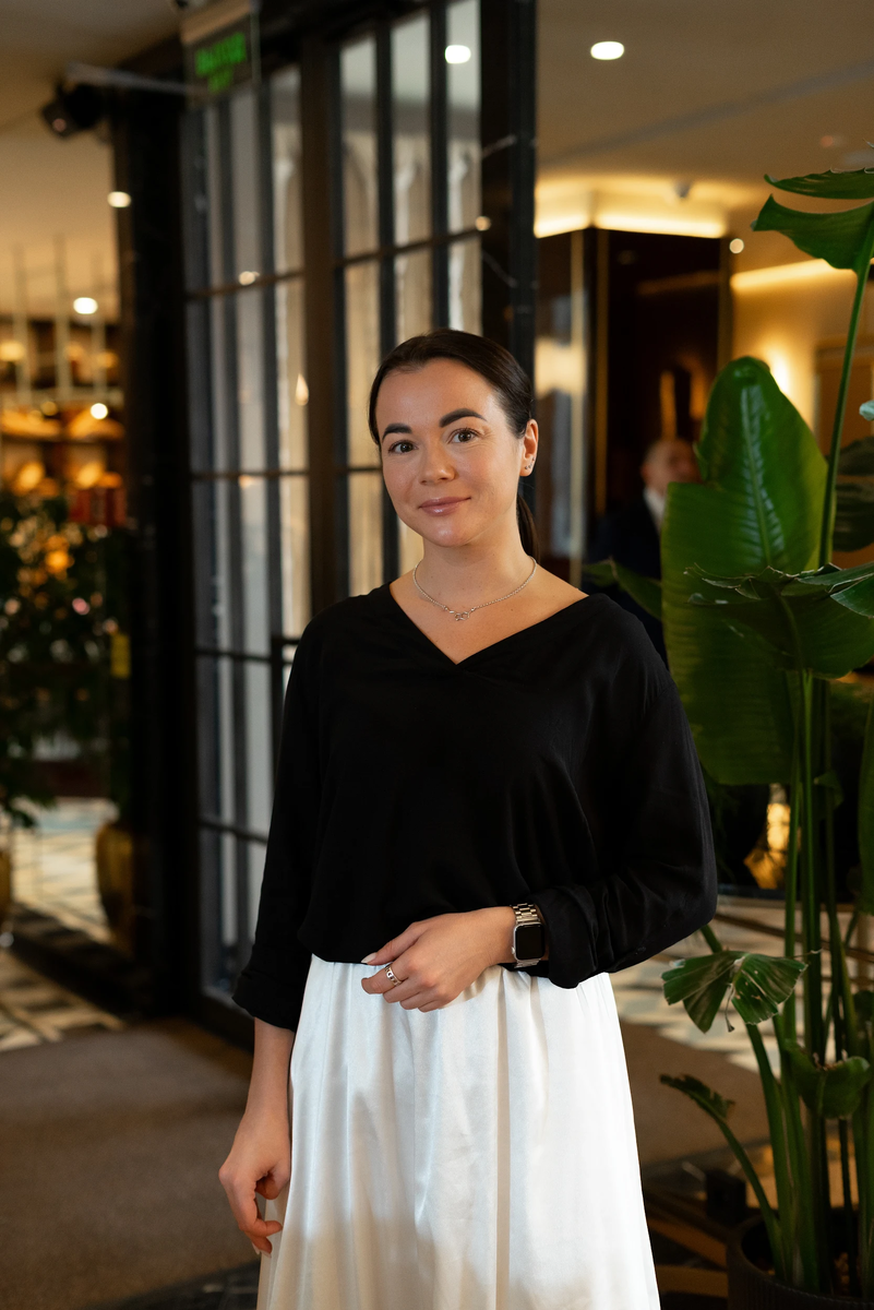 Это прекрасная Юлия, менеджер по работе с блогерами, с которой я познакомилась там