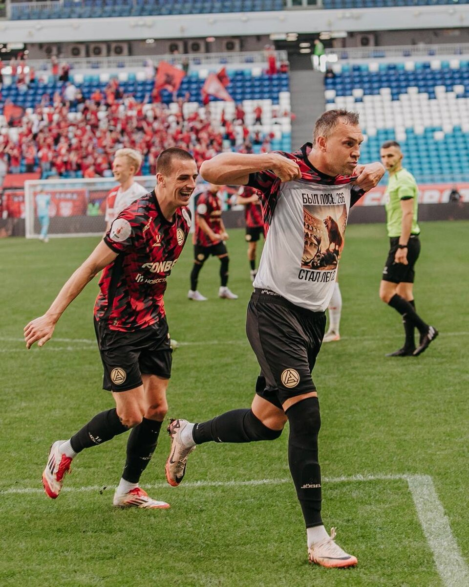 Дзюба и его футболка. Фото тг-канал "Акрона"