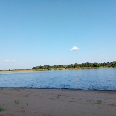 Следы на песке и одинокое облако. Привет из лета 2022года.