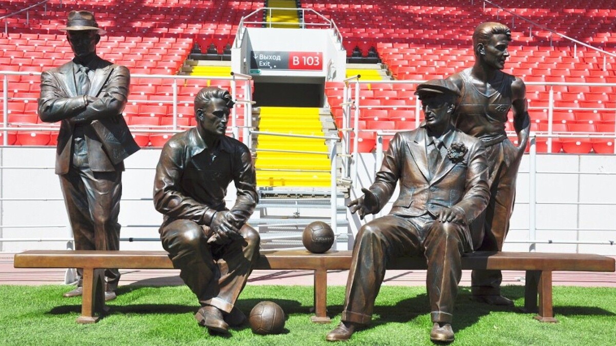 Памятник братьям Старостиным на стадионе (из открытых источников)