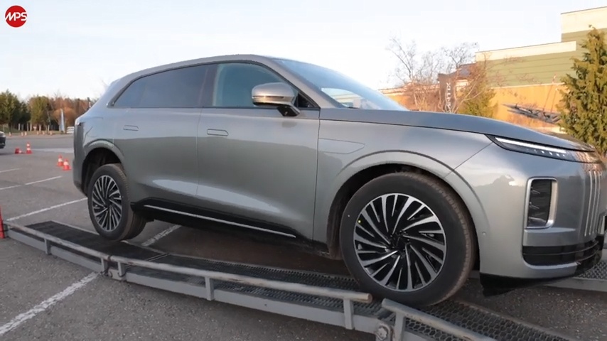 Ещё на площадке дилера воспользовались возможностью загнать EXLANTIX ET в режим диагонального вывешивания и проверили жесткость кузова: пятая дверь исправно закрылась и закрылась, зазоры не ушли