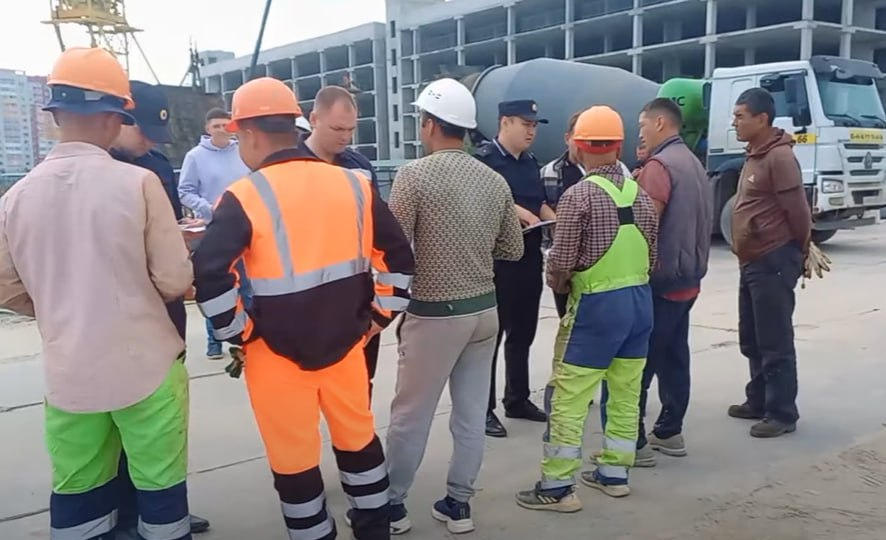 «Поручение президента просто обходят»: стало известно, кто и зачем везет мигрантов в Россию и раздает им паспорта