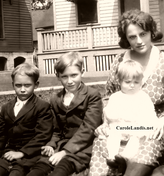 Кэрол на коленях у матери с братьями Лоуренсом и Льюисом