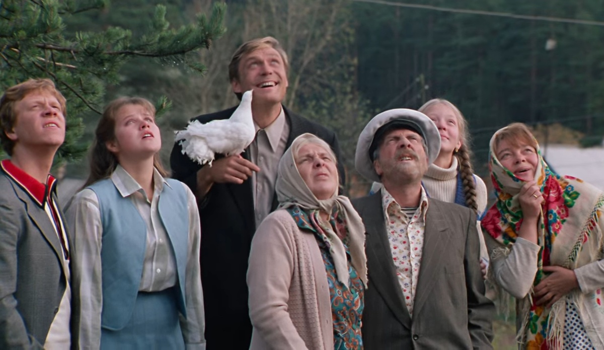 Примерно так мы с гостями после нашего с мужем венчания смотрели на колокольню, где ворковали два белоснежных голубя