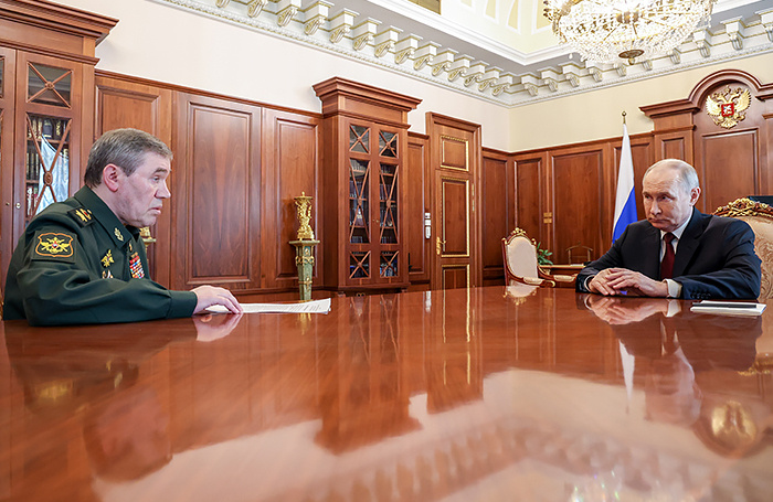    Президент РФ Владимир Путин и начальник Генерального штаба ВС РФ генерал армии Валерий Герасимов (справа налево) во время встречи в Кремле.Вячеслав Прокофьев/пресс-служба президента РФ/ТАСС