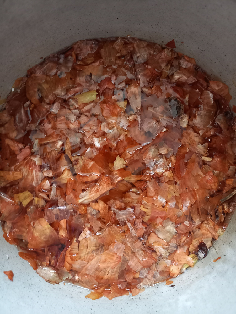 Потом ставишь на огонь,после закипания,кладешь измельченную желтую свечу,как она растворится,по одному опускаешь яйца ,они сразу становятся в крапинку и варишь минут 20