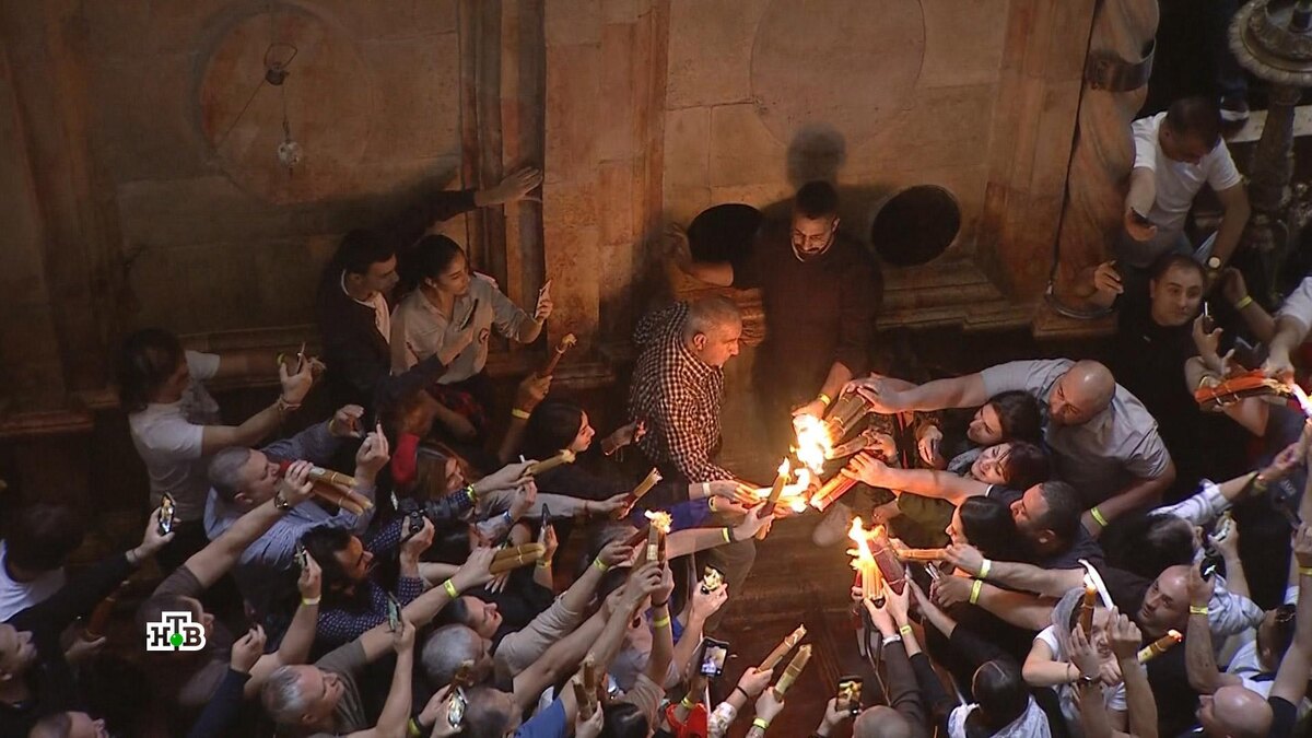    Благодатный огонь сошел в Иерусалиме