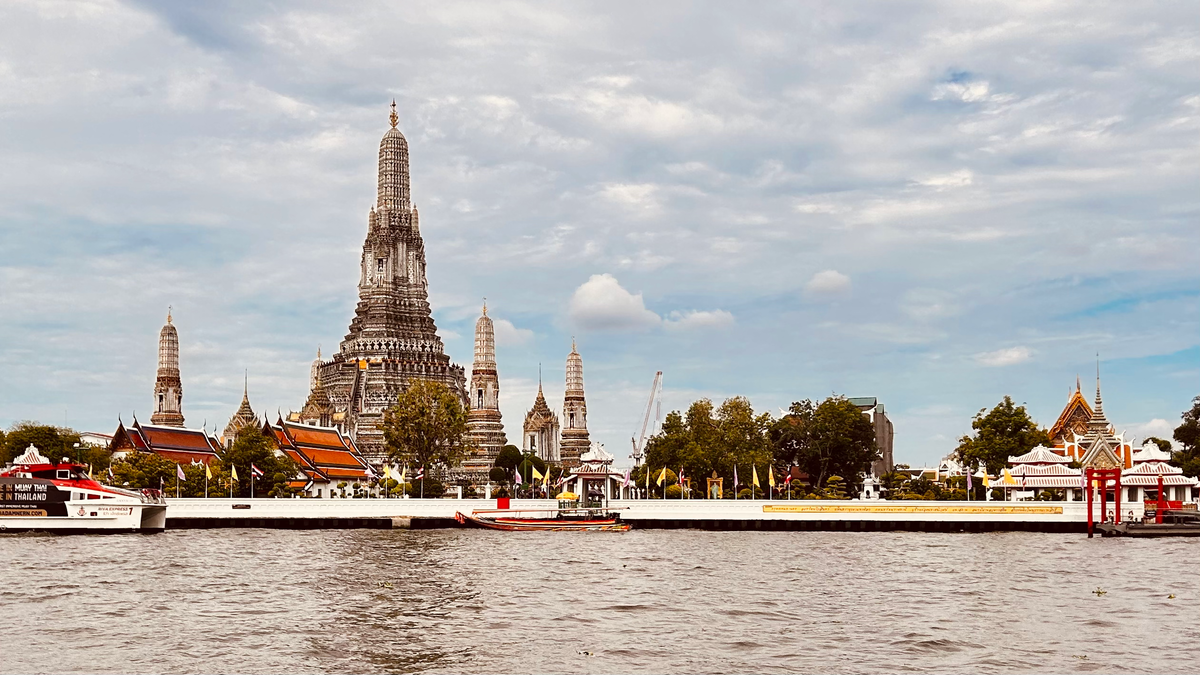 Wat Arun ("Храм Зари") на другом берегу главной водяной артерии города - реки Чаопрайи - украшен миллионами кусочков китайского фарфора. Увы, посетить не успели, но лучший обзорный вид открывается с как раз с другого берега 