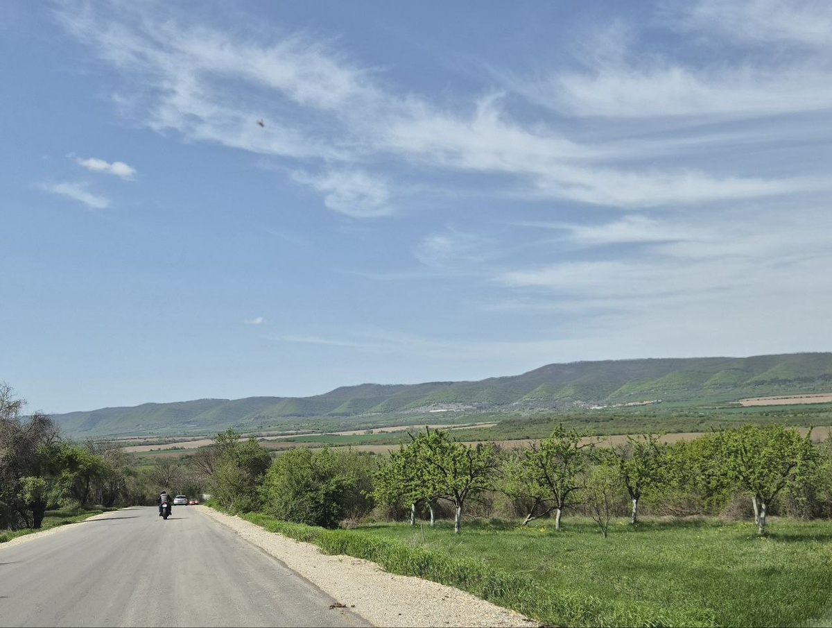 Что нам здесь нравится - в какую бы сторону не ехали, где-то на горизонте будут горы.