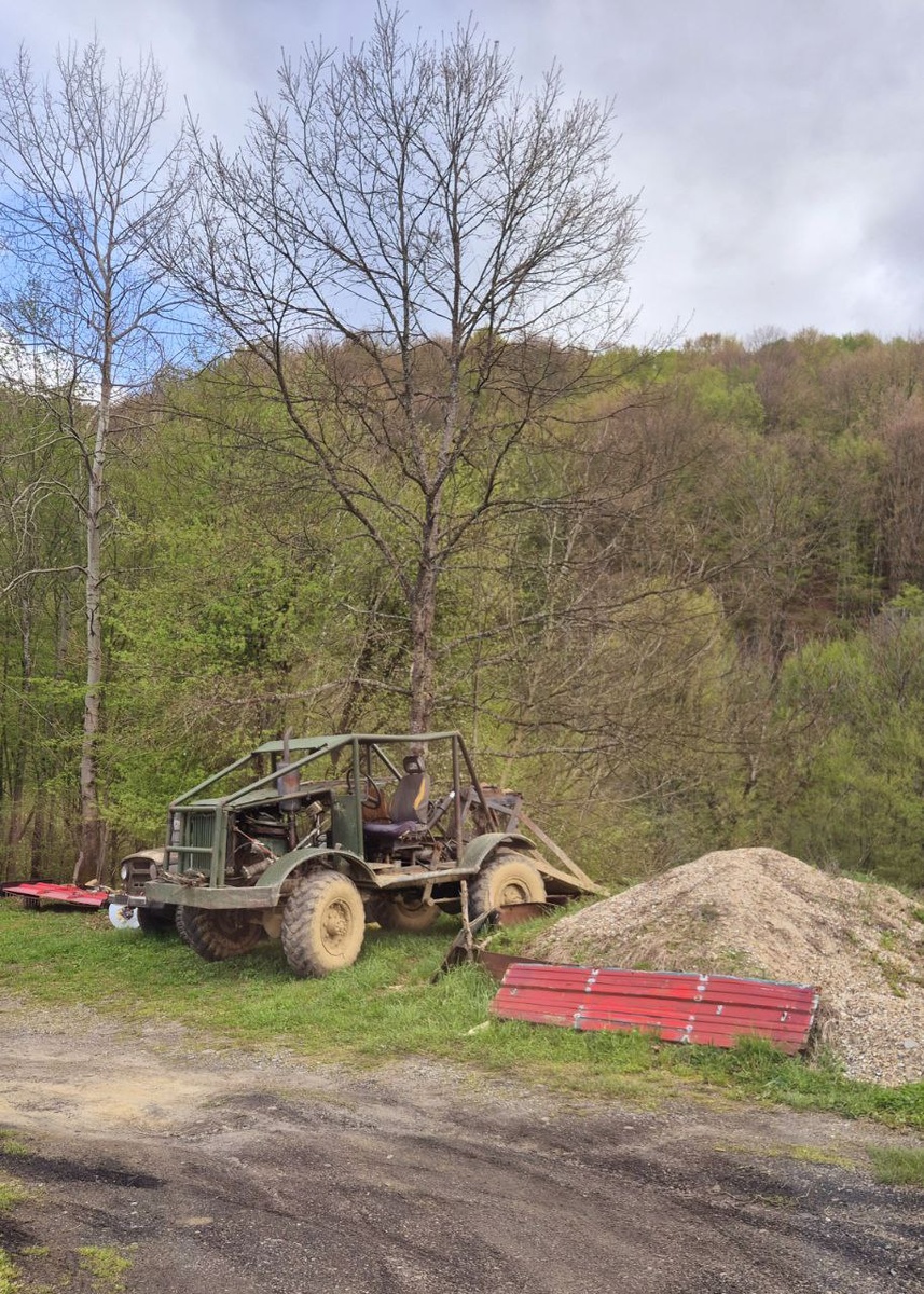 Нет, это не декорации к фильму про постаппокалипсис, это самодельный трелёвочник (машина для вывоза бревен из леса).