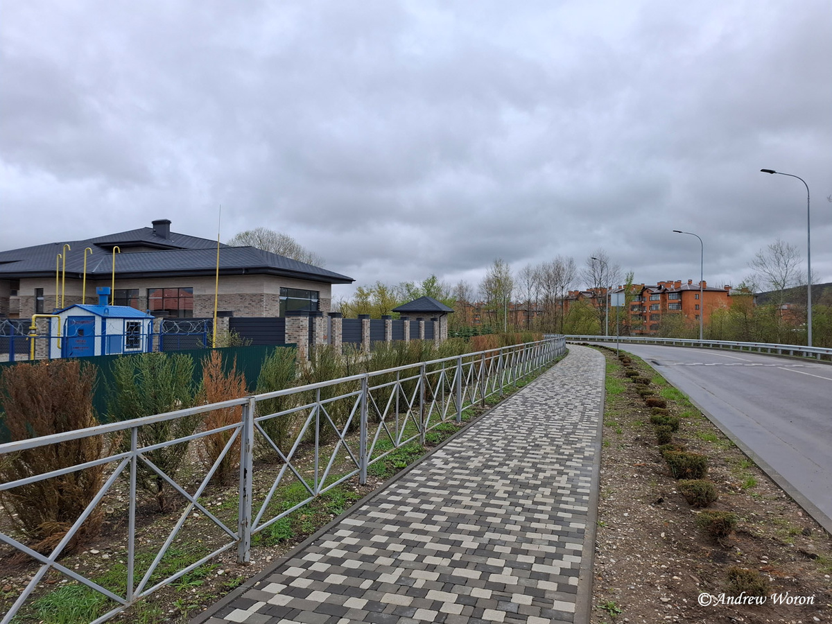 Безымянный проезд мимо коттеджного поселка