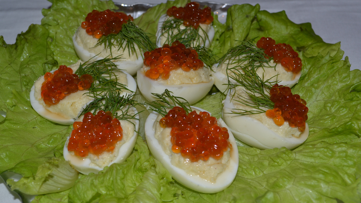 Фаршированные яйца с икрой
