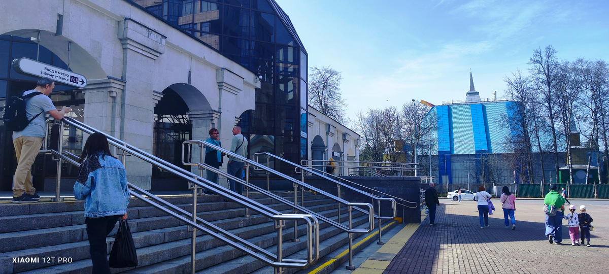 Выход-вход в метро.