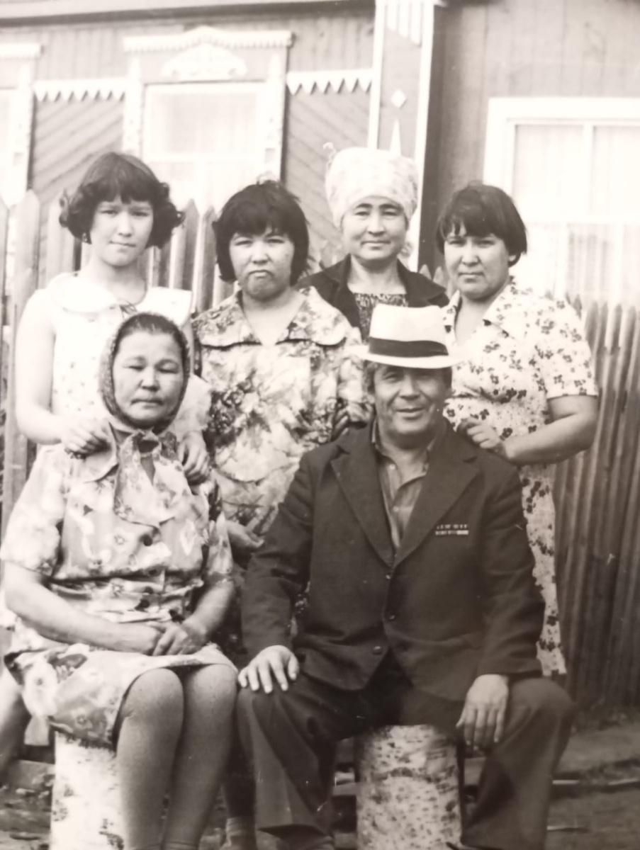 Фото из семейного архива: мой дед с женой и дочерьми