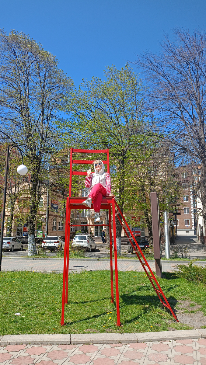 Довольная пристроилась