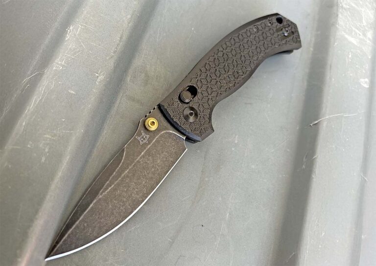 Лес Джордж, эксперт по ножам из морской пехоты, считает, что конкуренция между компаниями, производящими одинаковые ножи, препятствует их развитию. Недавно он сотрудничал с Fox Knives над новым ножом Anzu.